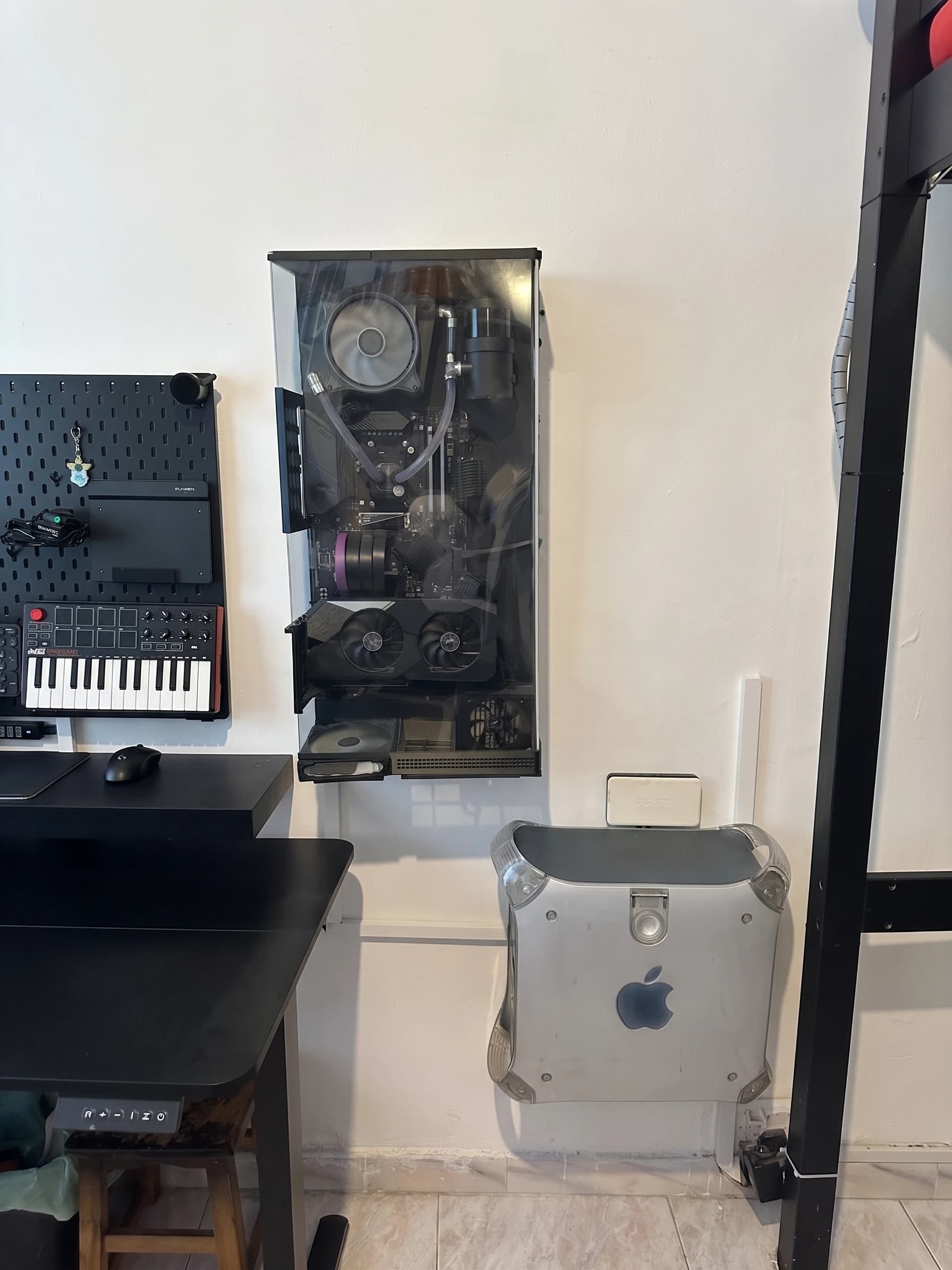 Workstation Wall-Mounted (Sinistra) & Server Apple Power Mac G4 (Destra)